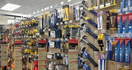 同學(xué)經(jīng)營(yíng)五金店好幾年了,一年的凈收入40萬(wàn)左右,現(xiàn)在房車都買了